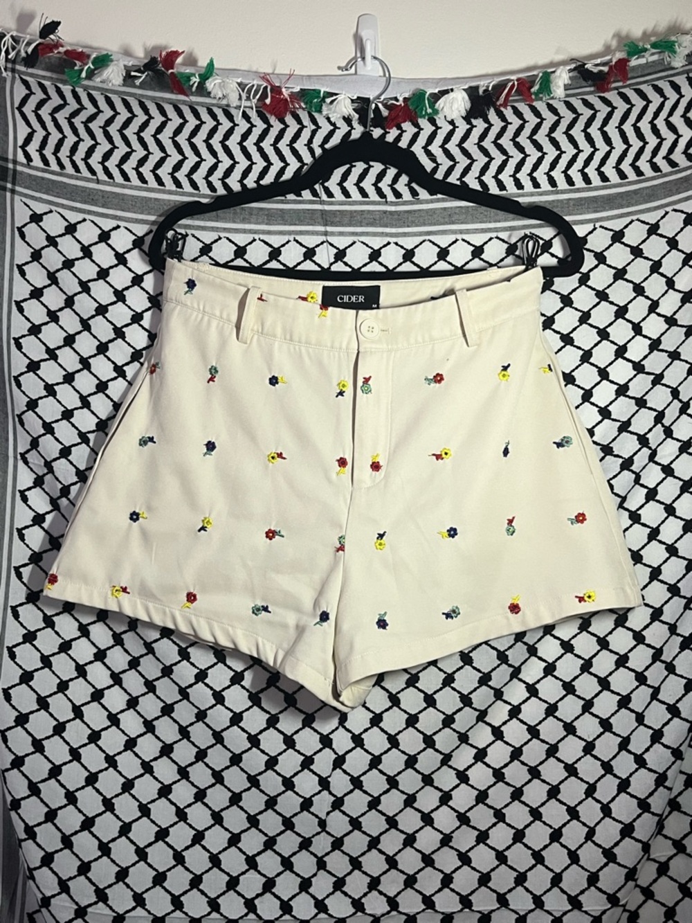 cider high-waisted minimalist floral embroidery print shorts